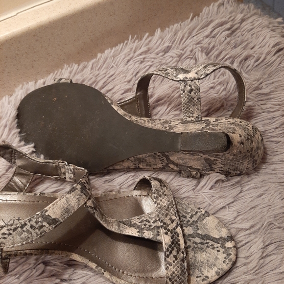 Relativity Willow Grey Snake Skin Sandals Size 8M - Picture 9 of 10